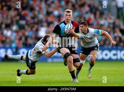 Jack Kenningham (Mitte) von Harlequins wird von Paddy Jackson (links) und Juan Martin Gonzalez aus London während des Spiels der Gallagher Premiership im Londoner Twickenham Stoop angegangen. Bilddatum: Samstag, 29. Oktober 2022. Stockfoto