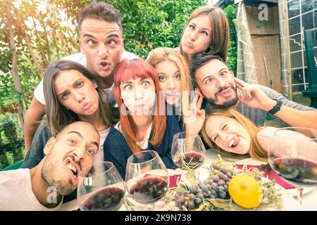 Beste Freunde nehmen Selfie im Freien mit Hintergrundbeleuchtung - Happy Youth Konzept mit jungen Menschen, die Spaß haben, zusammen Wein zu trinken - jubeln und Freundschaft Stockfoto