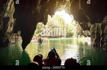 Innenansicht des unterirdischen Flusses Puerto Princesa Palawan am Ausgang - abenteuerliche, exklusive Reiseziele auf den Philippinen Stockfoto