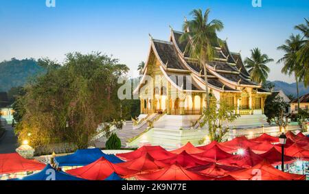 Wat Xieng Thong Tempel und Nachtmarkt zur blauen Stunde in Luang Prabang - Laos PDR weltberühmtes Tourismusziel - Reisekonzept Stockfoto