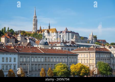 Pest Skyline mit der Matthiaskirche und der Fischerbastei - Budapest, Ungarn Stockfoto