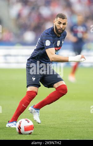 Datei Foto - Karim Benzema von Frankreich in Aktion während der UEFA Nations League Ein Gruppen-1-Spiel zwischen Frankreich und Dänemark im Stade de France am 03. Juni 2022 in Paris, Frankreich. - Karim Benzema hat zwar eine Muskelverletzung an seinem linken Oberschenkel erlitten, aber die letzten beiden Spiele von Real Madrid gegen den FC Sevilla und Leipzig nicht gespielt, der Spieler ist erneut für ein Spiel gegen Girona verwirkt. Eine Abwesenheit, die sich zu sorgen beginnt, während das erste Spiel der französischen Mannschaft in der WM am 22. November gegen Australien stattfinden wird. Foto von David Niviere/ABACAPRESS.COM Stockfoto