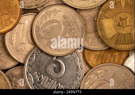 Alte Münzen der UdSSR in großen Mengen auf einer flachen Oberfläche, Hintergrundbild. Nahaufnahme, selektiver Fokus. Stockfoto