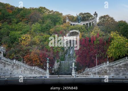 St. Gerard of Csanad (Szent Gellert) Monument und Gellert Hill Wasserfall - Budapest, Ungarn Stockfoto