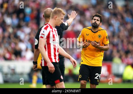 Diego Costa von Wolverhampton Wanderers (rechts) spricht mit Schiedsrichter Robert Madley vor einem VAR-Check und der daraus resultierenden roten Karte für ein Foul auf Brentfords Ben Mee während des Premier League-Spiels im GTECH Community Stadium, London. Bilddatum: Samstag, 29. Oktober 2022. Stockfoto