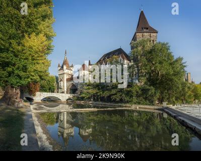 Schloss Vajdahunyad im Varosliget Park - Budapest, Ungarn Stockfoto