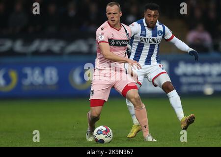 Bryn Morris von Grimsby Town im Einsatz mit Wes McDonald von Hartlepool United während des Spiels der Sky Bet League 2 zwischen Hartlepool United und Grimsby Town im Victoria Park, Hartlepool, am Samstag, den 29.. Oktober 2022. (Kredit: Mark Fletcher | MI News) Kredit: MI Nachrichten & Sport /Alamy Live News Stockfoto