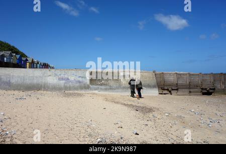 Frauen betrachten Banksy-Kunstwerke in Cromer, Norfolk Stockfoto