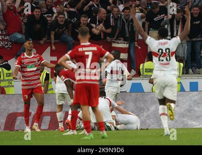 Stuttgart, Deutschland. 29. Oktober 2022. Fußball: Bundesliga, VfB Stuttgart - FC Augsburg, Matchday 12, Mercedes-Benz Arena das Stuttgarter Team feiert das Ziel, es 2:1 zu schaffen. Kredit: Hasan Bratic/dpa - WICHTIGER HINWEIS: Gemäß den Anforderungen der DFL Deutsche Fußball Liga und des DFB Deutscher Fußball-Bund ist es untersagt, im Stadion und/oder vom Spiel aufgenommene Fotos in Form von Sequenzbildern und/oder videoähnlichen Fotoserien zu verwenden oder zu verwenden./dpa/Alamy Live News Stockfoto