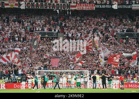 Stuttgart, Deutschland. 29. Oktober 2022. Fußball: Bundesliga, VfB Stuttgart - FC Augsburg, Matchday 12, Mercedes-Benz Arena die Stuttgarter feiern mit den Fans den Sieg gegen Augsburg. Kredit: Hasan Bratic/dpa - WICHTIGER HINWEIS: Gemäß den Anforderungen der DFL Deutsche Fußball Liga und des DFB Deutscher Fußball-Bund ist es untersagt, im Stadion und/oder vom Spiel aufgenommene Fotos in Form von Sequenzbildern und/oder videoähnlichen Fotoserien zu verwenden oder zu verwenden./dpa/Alamy Live News Stockfoto