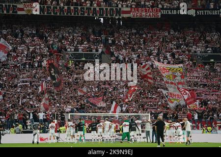 Stuttgart, Deutschland. 29. Oktober 2022. Fußball: Bundesliga, VfB Stuttgart - FC Augsburg, Matchday 12, Mercedes-Benz Arena die Stuttgarter feiern mit den Fans den Sieg gegen Augsburg. Kredit: Hasan Bratic/dpa - WICHTIGER HINWEIS: Gemäß den Anforderungen der DFL Deutsche Fußball Liga und des DFB Deutscher Fußball-Bund ist es untersagt, im Stadion und/oder vom Spiel aufgenommene Fotos in Form von Sequenzbildern und/oder videoähnlichen Fotoserien zu verwenden oder zu verwenden./dpa/Alamy Live News Stockfoto