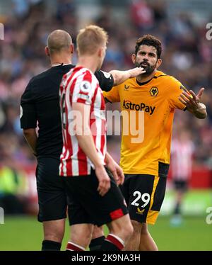 Diego Costa von Wolverhampton Wanderers (rechts) spricht mit Schiedsrichter Robert Madley vor einem VAR-Check und der daraus resultierenden roten Karte für ein Foul auf Brentfords Ben Mee während des Premier League-Spiels im GTECH Community Stadium, London. Bilddatum: Samstag, 29. Oktober 2022. Stockfoto