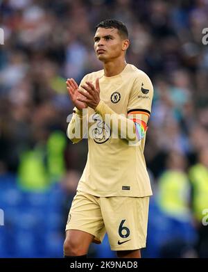 Thiago Silva von Chelsea applaudiert den Fans nach dem Premier League-Spiel im Amex Stadium in Brighton. Bilddatum: Samstag, 29. Oktober 2022. Stockfoto