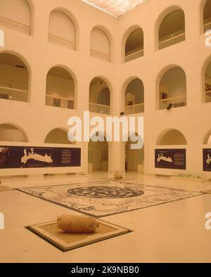 INTERIOR DEL MUSEO DE CDIZ - PATIO CENTRAL - EDIFICIO NEOCLASICO INAUGURADO EN 1838 - RESTAURADO. Autor: JUAN DAURA (1791-1844). ORT: MUSEO DE CIDIZ-EDIFICIO. In Der SPANIEN. Stockfoto