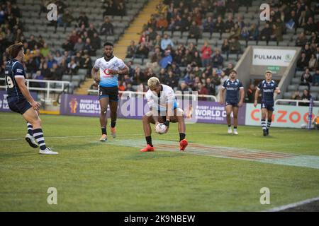 Fiji 2. Row Viliame Kikau versucht es beim Rugby League World Cup Pool B Spiel 2021 zwischen Fidschi und Schottland am Samstag, dem 29.. Oktober 2022 im Kingston Park, Newcastle. (Kredit: Trevor Wilkinson | MI News) Stockfoto