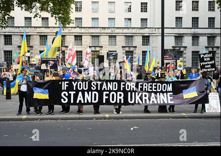London, Großbritannien. 29. Oktober 2022. Die Ukrainerin hält weiterhin eine Demonstration gegen den Iran ab, Belarus hört auf, die russische Invasion in der Ukraine gegenüber der Downing Street am 29. Oktober 2022, England, Großbritannien, zu unterstützen. Quelle: Siehe Li/Picture Capital/Alamy Live News Stockfoto