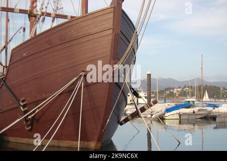 Reproduktion der Pinta Karavelle von Christoph Kolumbus, die im Hafen von Baiona in Galicien angedockt ist. Stockfoto