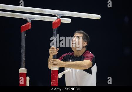 Liverpool, Großbritannien. 29. Oktober 2022. Gymnastik: Weltmeisterschaft, Podiumstraining, Männer, in der M&S Bank Arena. Cheftrainer Valeri Belenki setzt die Parallelstäbe. Quelle: Marijan Murat/dpa/Alamy Live News Stockfoto