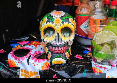 London, Großbritannien. 29. Oktober 2022. Die Columbia Road feiert die mexikanische Tradition mit dem Londoner Day of the Dead Festival mit Kostümen, Künstlern, einer Parade, dekorierten Geschäften und Ständen. Kredit: Imageplotter/Alamy Live Nachrichten Stockfoto