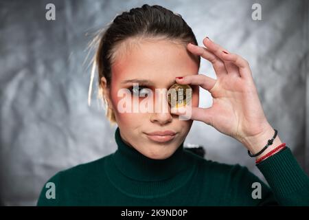 Schöne Frau mit Bitcoin, in verschiedenen Mimik, Studioaufnahme Stockfoto