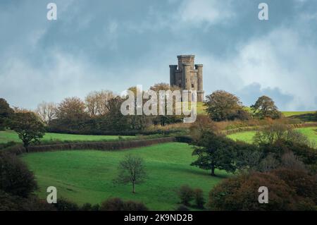 Paxton's Tower ist eine neugotische Torheit errichtet zu Ehren von Lord Nelson. Es liegt auf der Spitze eines Hügels in der Nähe von llanarthney im Fluss Tywi Tal Stockfoto