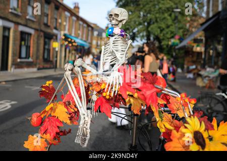 London, Großbritannien. 29. Oktober 2022. Die Columbia Road feiert die mexikanische Tradition mit dem Londoner Day of the Dead Festival mit Kostümen, Künstlern, einer Parade, dekorierten Geschäften und Ständen. Kredit: Imageplotter/Alamy Live Nachrichten Stockfoto