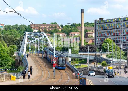 Sheffield Supertram über die Park Square Bridge, Sheffield, South Yorkshire, England, Großbritannien Stockfoto