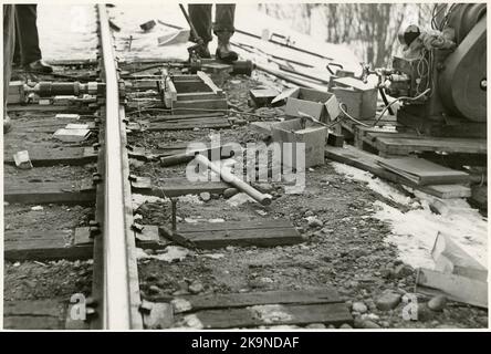 Gleisarbeiten nach der Entgleisung des Zuges 93, Nordpilen, auf der Strecke zwischen Simeå und Undersvik 1956-03-27. Stockfoto