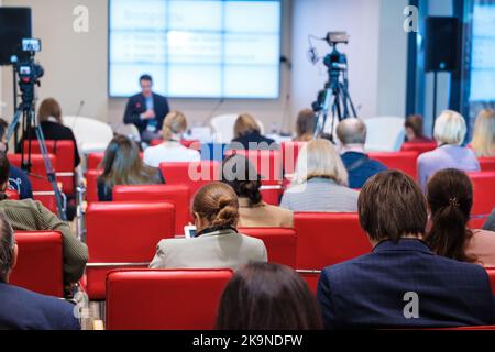 Geschäftsleute, die am Abend eine Präsentation ansehen Stockfoto