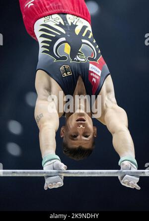 Liverpool, Großbritannien. 29. Oktober 2022. Gymnastik: Weltmeisterschaft, Podiumstraining, Männer, in der M&S Bank Arena. Lukas Dauser aus Deutschland turnt auf der High Bar. Quelle: Marijan Murat/dpa/Alamy Live News Stockfoto