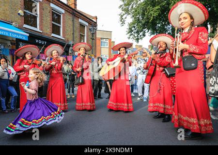 London, Großbritannien. 29. Oktober 2022. Eine mexikanische Band tritt auf. Die Columbia Road feiert die mexikanische Tradition mit dem Londoner Day of the Dead Festival mit Kostümen, Künstlern, einer Parade, dekorierten Geschäften und Ständen. Kredit: Imageplotter/Alamy Live Nachrichten Stockfoto