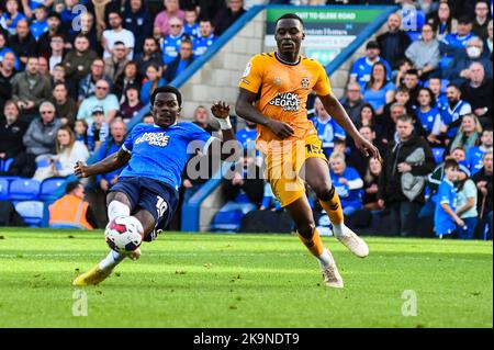 Ephron Mason Clarke (10 Peterborough United) schießt während des Sky Bet League 1-Spiels zwischen Peterborough und Cambridge United auf der London Road, Peterborough, am Samstag, dem 29.. Oktober 2022. (Kredit: Kevin Hodgson | MI News) Kredit: MI Nachrichten & Sport /Alamy Live News Stockfoto