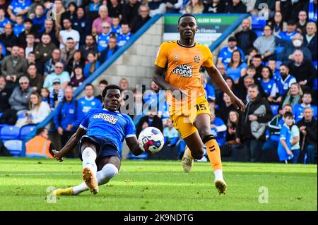 Ephron Mason Clarke (10 Peterborough United) schießt während des Sky Bet League 1-Spiels zwischen Peterborough und Cambridge United auf der London Road, Peterborough, am Samstag, dem 29.. Oktober 2022. (Kredit: Kevin Hodgson | MI News) Kredit: MI Nachrichten & Sport /Alamy Live News Stockfoto