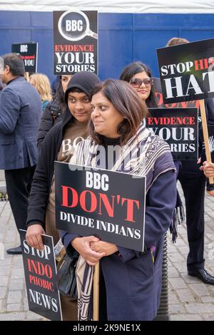 London, Großbritannien. 29 Okt 2022. Hindu-Demonstranten halten Plakate vor Broadcasting House hoch und liefern einen offenen Brief an das BC, in dem sie die anhaltende Voreingenommenheit des Unternehmens gegen Hindus und Indien in Frage stellen. Insbesondere sagen sie, dass die BBC-Berichterstattung über die jüngsten Zusammenstöße in Leicester und Birmingham Hindu-Standpunkte nicht berücksichtigt hat und dass ihr Bericht über die Beteiligung der rechtsextremen Hindutva durch keine Beweise gestützt wird. Peter Marshall/Alamy Live News Stockfoto