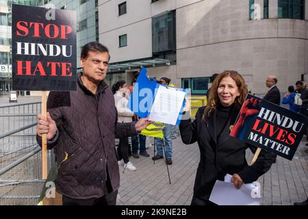 London, Großbritannien. 29 Okt 2022. Hindu-Demonstranten halten Plakate vor Broadcasting House hoch und liefern einen offenen Brief an das BC, in dem sie die anhaltende Voreingenommenheit des Unternehmens gegen Hindus und Indien in Frage stellen. Insbesondere sagen sie, dass die BBC-Berichterstattung über die jüngsten Zusammenstöße in Leicester und Birmingham Hindu-Standpunkte nicht berücksichtigt hat und dass ihr Bericht über die Beteiligung der rechtsextremen Hindutva durch keine Beweise gestützt wird. Peter Marshall/Alamy Live News Stockfoto