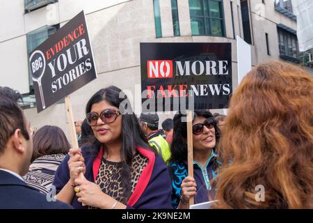 London, Großbritannien. 29 Okt 2022. Hindu-Demonstranten halten Plakate vor Broadcasting House hoch und liefern einen offenen Brief an das BC, in dem sie die anhaltende Voreingenommenheit des Unternehmens gegen Hindus und Indien in Frage stellen. Insbesondere sagen sie, dass die BBC-Berichterstattung über die jüngsten Zusammenstöße in Leicester und Birmingham Hindu-Standpunkte nicht berücksichtigt hat und dass ihr Bericht über die Beteiligung der rechtsextremen Hindutva durch keine Beweise gestützt wird. Peter Marshall/Alamy Live News Stockfoto