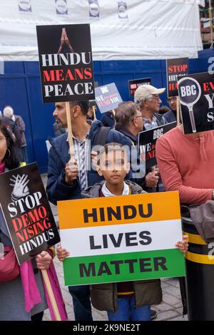 London, Großbritannien. 29 Okt 2022. Hindu-Demonstranten halten Plakate vor Broadcasting House hoch und liefern einen offenen Brief an das BC, in dem sie die anhaltende Voreingenommenheit des Unternehmens gegen Hindus und Indien in Frage stellen. Insbesondere sagen sie, dass die BBC-Berichterstattung über die jüngsten Zusammenstöße in Leicester und Birmingham Hindu-Standpunkte nicht berücksichtigt hat und dass ihr Bericht über die Beteiligung der rechtsextremen Hindutva durch keine Beweise gestützt wird. Peter Marshall/Alamy Live News Stockfoto