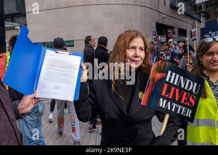 London, Großbritannien. 29 Okt 2022. Hindu-Demonstranten halten Plakate vor Broadcasting House hoch und liefern einen offenen Brief an das BC, in dem sie die anhaltende Voreingenommenheit des Unternehmens gegen Hindus und Indien in Frage stellen. Insbesondere sagen sie, dass die BBC-Berichterstattung über die jüngsten Zusammenstöße in Leicester und Birmingham Hindu-Standpunkte nicht berücksichtigt hat und dass ihr Bericht über die Beteiligung der rechtsextremen Hindutva durch keine Beweise gestützt wird. Peter Marshall/Alamy Live News Stockfoto