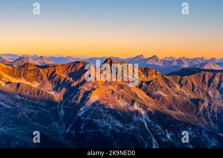 Alpengipfel, beleuchtet von aufgehender Sonne Stockfoto