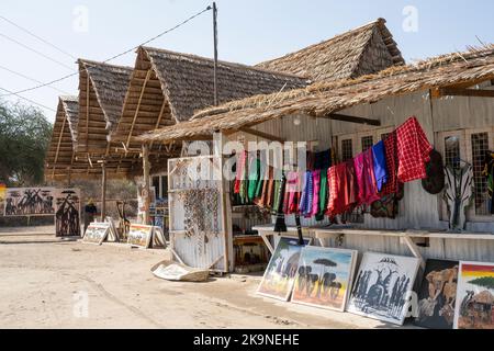 Tarangire, Tansania - 12.. Oktober 2022: Ein Geschenkeladen, der tansanische Kunst und ethnische Gegenstände im Tarangire Nationalpark verkauft. Stockfoto