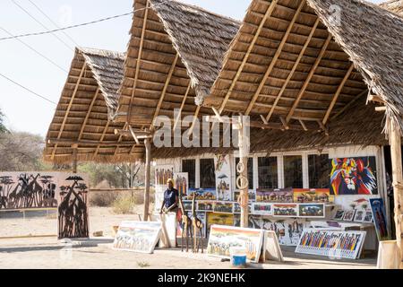 Tarangire, Tansania - 12.. Oktober 2022: Ein Geschenkeladen, der tansanische Kunst und ethnische Gegenstände im Tarangire Nationalpark verkauft. Stockfoto