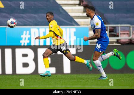 Yaser Asprilla (18) aus Watford im Besitz des Balls während des Sky Bet Championship-Spiels zwischen Wigan Athletic und Watford im DW Stadium, Wigan, am Samstag, 29.. Oktober 2022. (Kredit: Mike Morese | MI News) Kredit: MI News & Sport /Alamy Live News Stockfoto