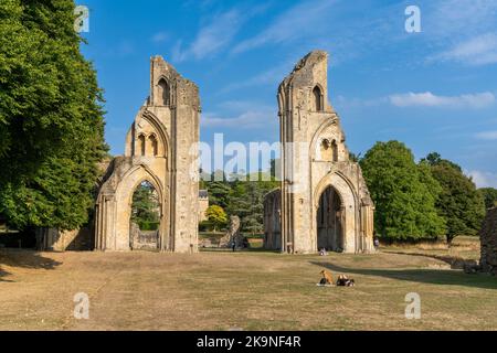 Glastonbury, Vereinigtes Königreich - 1. September 2022: Blick auf die Ruinen der Kreuzung bei der Glastonbury Abbey Stockfoto