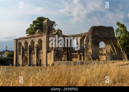 Glastonbury, Vereinigtes Königreich - 1. September 2022: Blick auf die Ruinen des Chores in der Abtei von Glastonbury Stockfoto