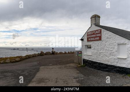 Land's End, Großbritannien - 3. September 2022: Das erste und letzte Erfrischungshaus am Land's End in Cornwall Stockfoto