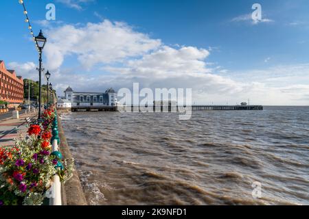 Penarth, Vereinigtes Königreich - 31. August 2022: Blick auf den viktorianischen Pier und die Esplanade in Penarth an der Küste der Cardiff Bay Stockfoto