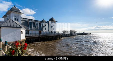 Penarth, Vereinigtes Königreich - 31. August 2022: Blick auf den Victorian Pier in Penarth an der Küste der Cardiff Bay Stockfoto