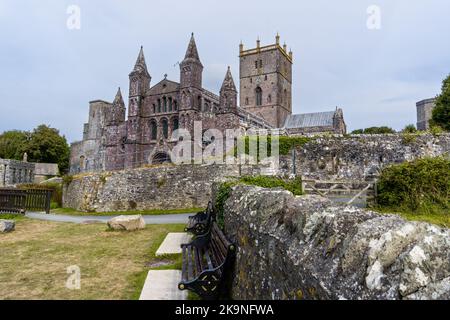 St Davids, Großbritannien - 28. August 2022:Blick auf die St Davids Cathedral in Pembrokeshire Stockfoto