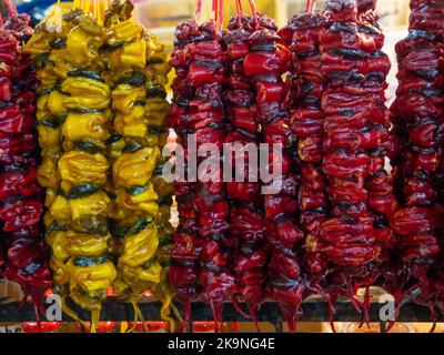 Georgische Süßigkeiten. Nüsse in gefrorenem Traubensaft auf der Theke. Pflaume churchkhela auf dem Markt. Süße Speisen im Sortiment. Geschäft in Georgien. East Market. G Stockfoto