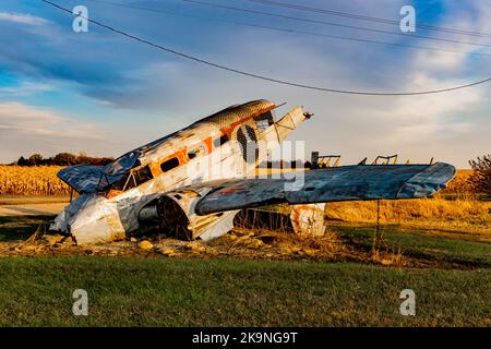 Norway, Illinois, USA - 23. Oktober 2022: Agricultural Crash Monument: Beechcraft 18, ein kleines Passagierflugzeug mit zwei Stützen, das mit der Nase nach unten gerutscht ist. Stockfoto